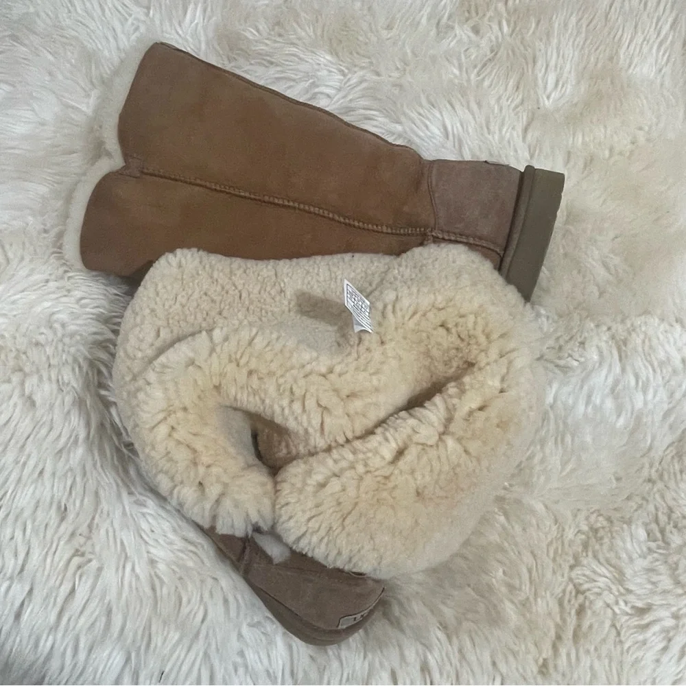 UGG Australia Women's Bailey Button Triplet II Size 10